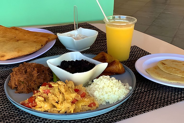 Atrayente y cómodo apto con vista al mar Caribe